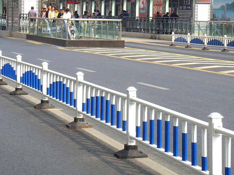 人行道隔離欄